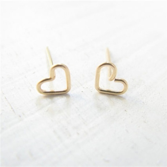 Trendy Jewels Jewelry - 3/$12 💥 Classic Heart Earrings
